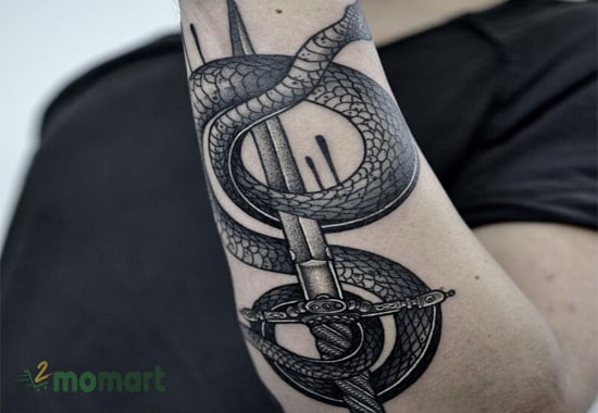 Hình tattoo rắn quấn kiếm với hình ảnh đầy quyền lực
