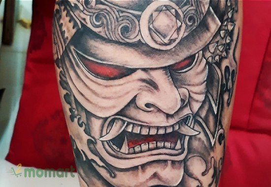 Tattoo đùi hình mặt quỷ khá ấn tượng