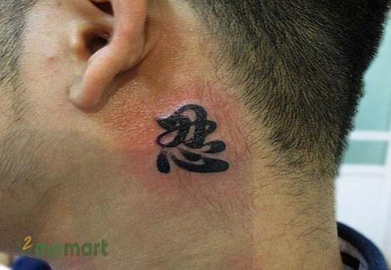 Tattoo chữ nhẫn ở cổ đại diện sự mạnh mẽ của nam giới