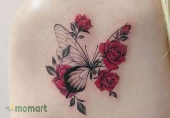Tattoo hoa hồng và bướm tạo nên hình ảnh cực kỳ thu hút người nhìn