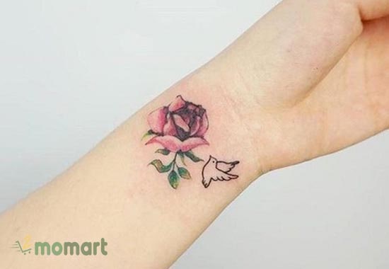 Hình xăm bông hoa hồng ở cổ tay mang đến vẻ thanh thoát