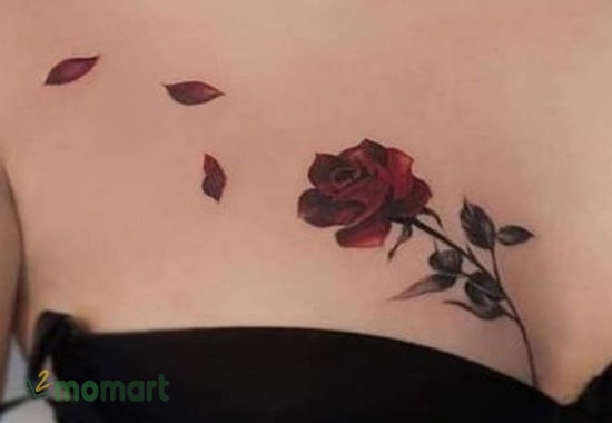 Hình tattoo hoa hồng trên ngực khiến các nàng thêm cuốn hút