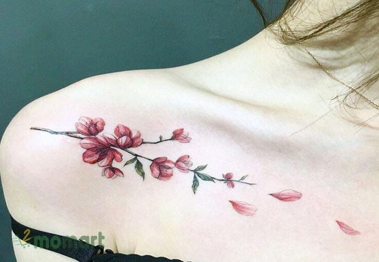 Tattoo hoa hồng trên xương quai xanh khiến các nàng thêm cuốn hút