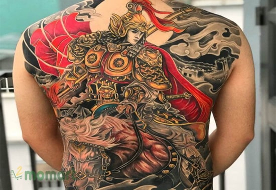 Hình tattoo Triệu Vân cưỡi ngựa sau lưng được khắc họa đầy độc đáo