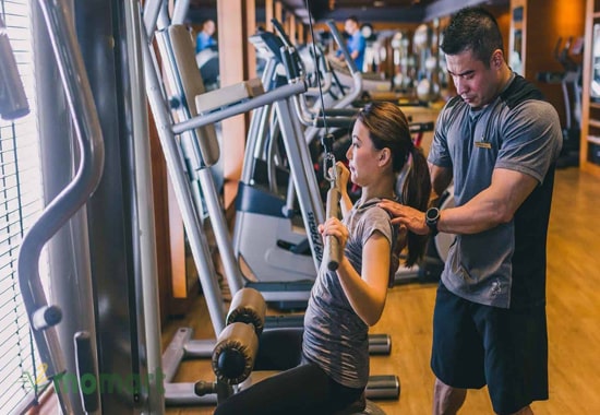 Tập luyện hiệu quả tại Fitness World với các huấn luyện viên