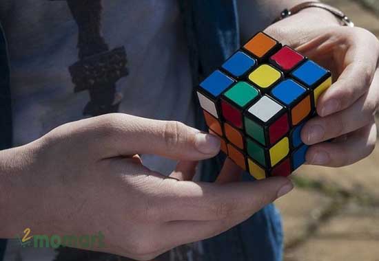 Xoay khối Rubik 3x3 để giải trí mỗi ngày
