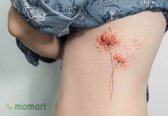 Những hình tattoo hoa bỉ ngạn ở eo với màu sắc dễ thương