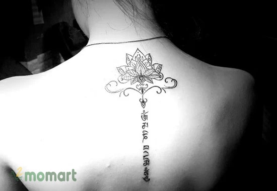 Tattoo hoa sen chữ Phạn ở sau lưng đầy cuốn hút
