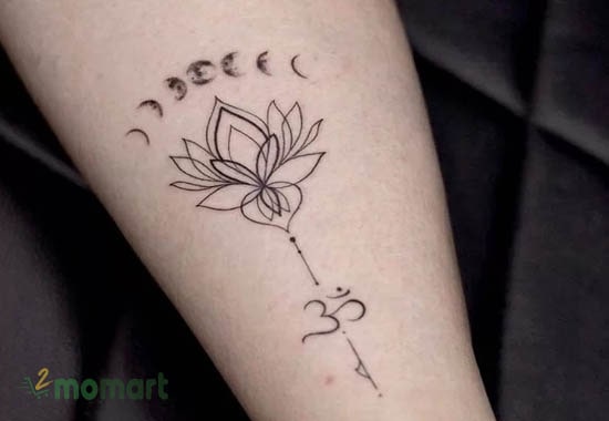 Tattoo hoa sen màu đen trắng là ý tưởng xăm mình độc đáo