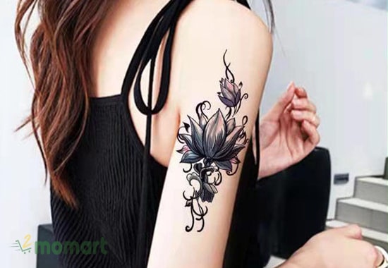 Một hình tattoo đầy sinh động khác về hoa sen Mandala