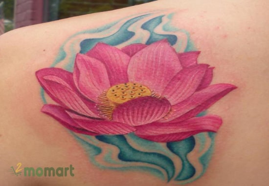 Hình tattoo sóng nước kết hợp cùng hoa sen là mẫu xăm độc đáo