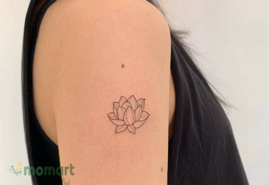 Hình tattoo hoa sen hiện lên một cách sinh động trên bắp tay