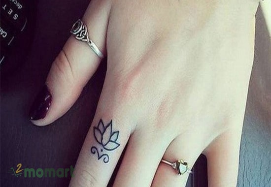 Tattoo hoa sen xinh xắn, nhỏ nhắn ở trên các ngón tay