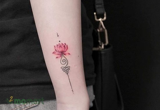 Xăm bông hoa sen trên cánh tay đầy tinh tế