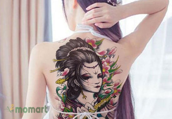 Hình tattoo Nhật cổ kín lưng cô gái vô cùng sinh động