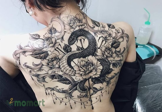 Mẫu xăm rắn và hoa Nhật cổ full lưng nữ thu hút người nhìn