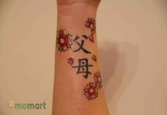 Hình tattoo cha mẹ chữ Hán được thể hiện trên cánh tay ấn tượng