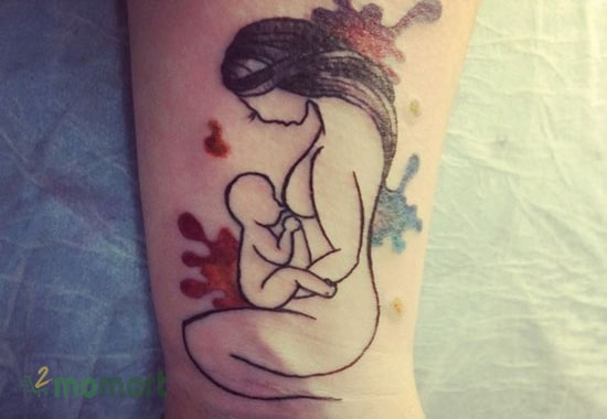 Tattoo mẹ ôm con vào lòng và cho con bú là hình ảnh đặc sắc