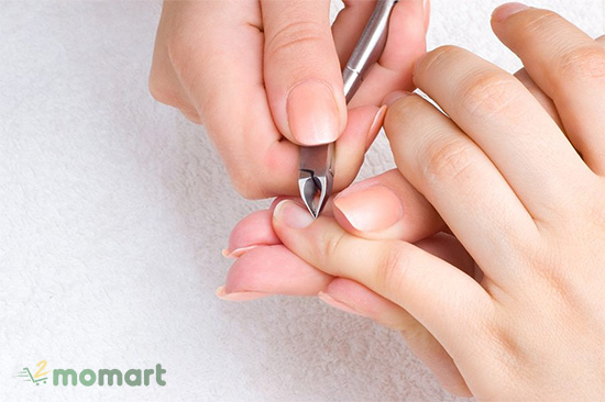 Cắt tỉa móng tay sạch sẽ giúp việc sơn nước dễ hơn