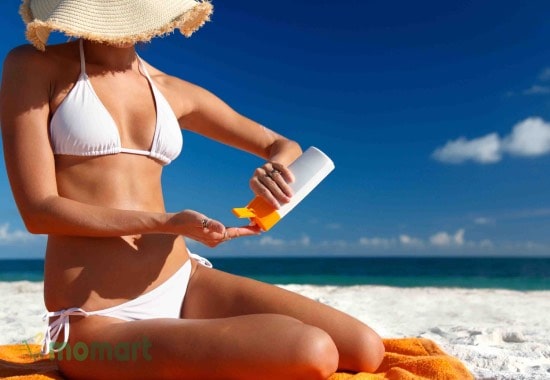Thoa kem chống nắng đi biển đúng cách giúp bảo vệ da toàn diện