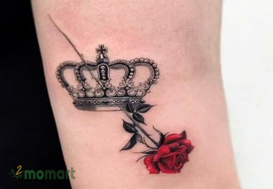 Sự kết hợp của vương miện và hoa hồng tạo ra mẫu tattoo độc đáo