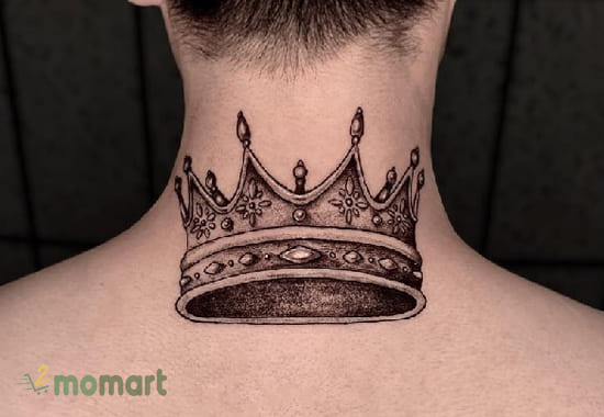 Hình tattoo crown đặt sau gáy giúp bạn thể hiện phong cách riêng