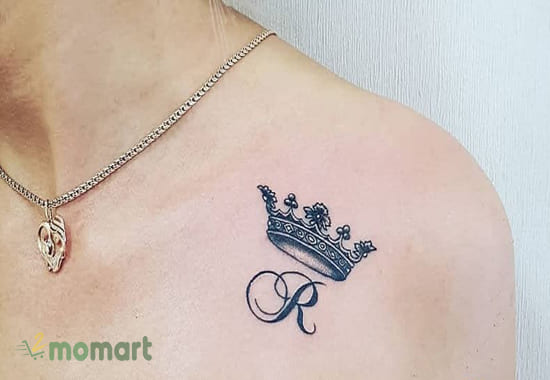 Các nàng sẽ quyến rũ hơn với hình tattoo vương miện trên vai