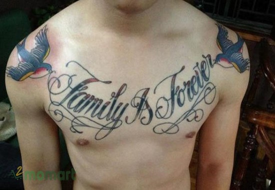 Tattoo chữ Family trên ngực được thiết kế theo kiểu mới lạ