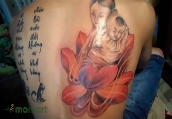 Mẫu tattoo mẹ bồng con trên đài hoa sen full lưng