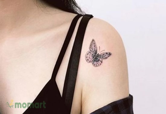 Mẫu hình xăm bướm ở vai nữ đại diện cho một tình yêu đẹp