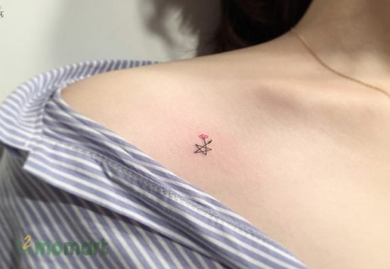 Tattoo các mẫu hoa văn mini trên vai được các bạn nữ yêu thích