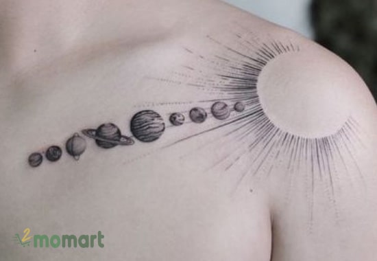 Tattoo dải ngân hà và vũ trụ bao la rộng lớn trên vai