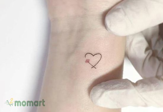 Xăm tattoo hình trái tim ở cổ tay đẹp
