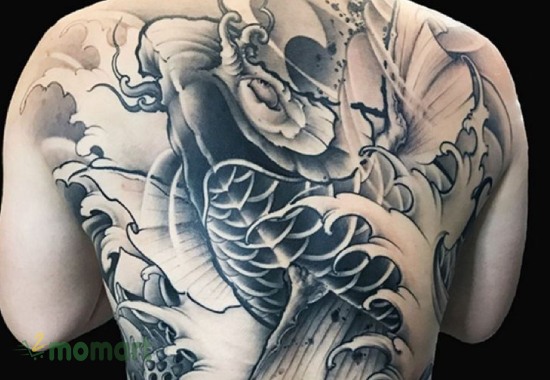 Tattoo cá chép đen trắng được nhiều người lựa chọn
