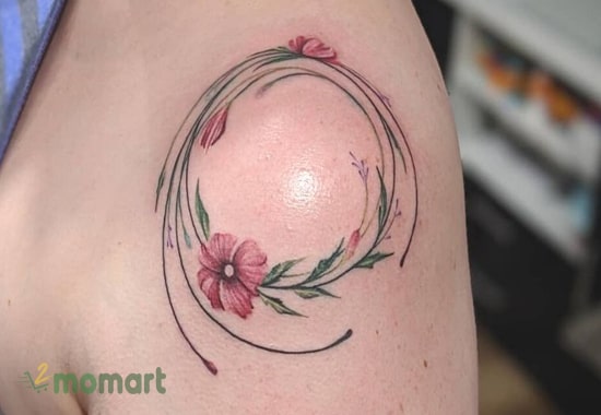 Tattoo vòng hoa độc đáo mang nét đẹp nữ tính của cô gái trẻ