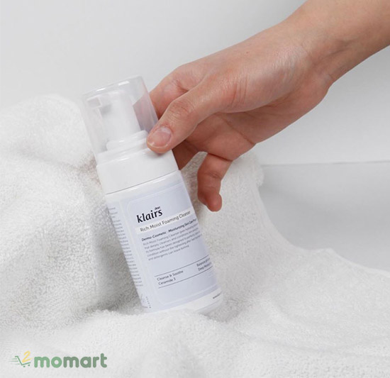 Klairs Rich Moist Foaming Cleanser Sử dụng được cho làn da nhạy cảm nhất 