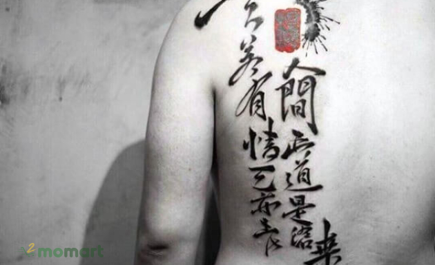 Hình xăm chữ Trung Quốc ở lưng vừa kín đáo, vừa ấn tượng