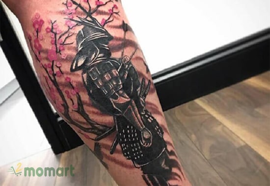 Tattoo hoa anh đào cùng samurai là chủ đề rất được yêu thích