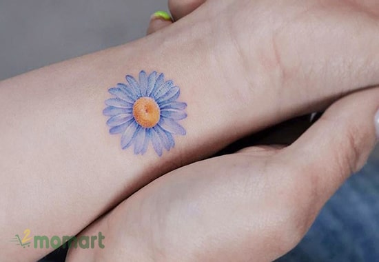 Mẫu hình tattoo hoa cúc màu xanh cực kỳ thu hút người nhìn