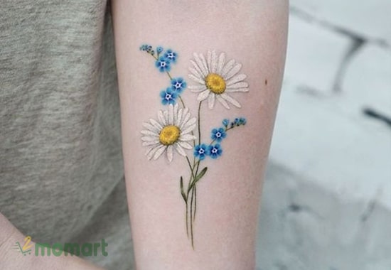 Tattoo bông cúc trắng và hoa xanh tạo điểm nhấn ấn tượng