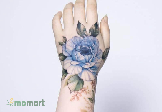 Hình xăm hoa hồng ấn tượng trên bàn tay