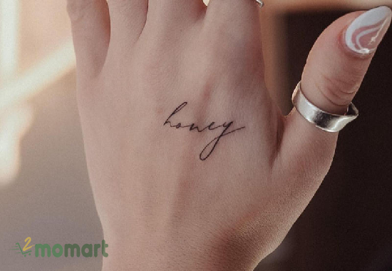 Xăm chữ mini trên tay là lựa chọn phù hợp cho cả nam và nữ