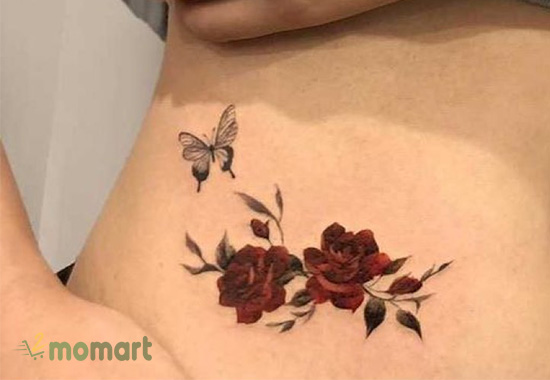 Thiết kế hình xăm bướm và hoa hồng ở bụng