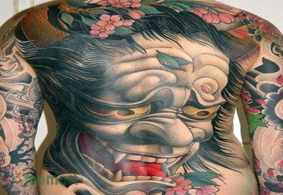 Mẫu tattoo chủ đề mặt quỷ trên lưng nam giới ấn tượng