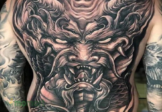 Tạo điểm nhấn đặc biệt nhờ mẫu tattoo mặt quỷ và rồng kín lưng