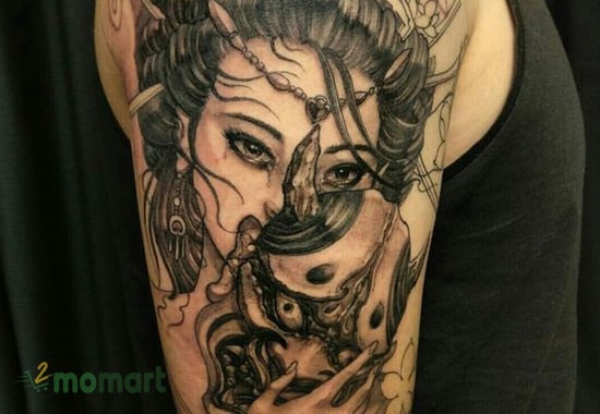 Tattoo mặt quỷ và cô gái tạo nên hình ảnh đầy sinh động