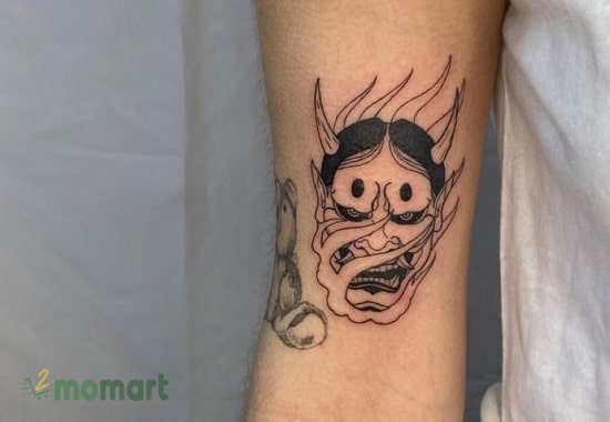 Tattoo hình mặt quỷ đơn giản, tinh tế trên cánh tay