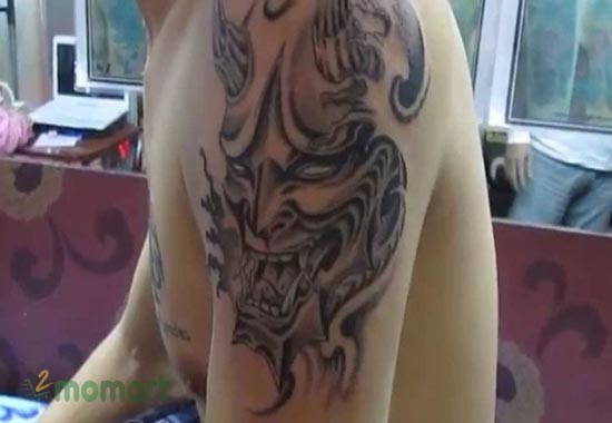 Hình tattoo mặt quỷ ở tay kiểu Nhật cổ tạo nên phong cách riêng biệt