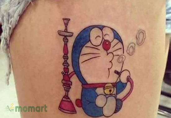 Mẫu tattoo Doraemon “phá nát” tuổi thơ với hình ảnh đang hút xì gà
