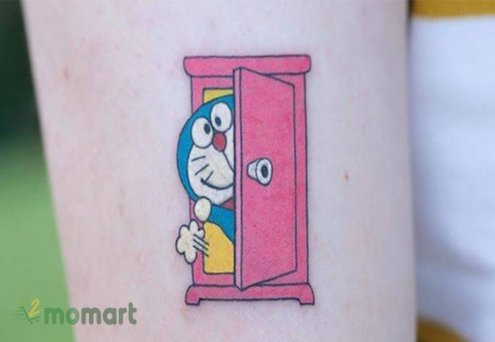 Họa bì Doraemon bên cánh cửa thần kỳ vô cùng đáng yêu trên tay